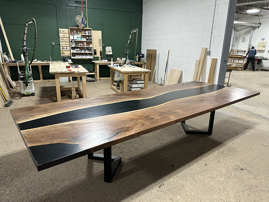 Grande table rivière noire en bois massif